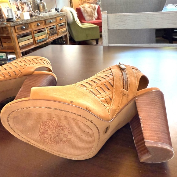 VINCE CAMUTO Tan Suede Sandals - Size 8.5 - Picture 7 of 16